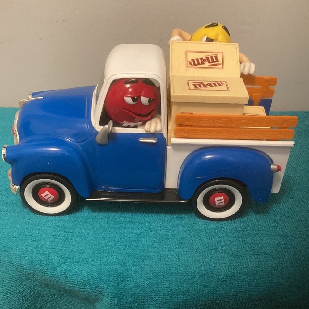 M&M Sweet Wheelin’ Truck